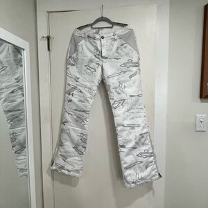 Under Armour Women's white snow Pants